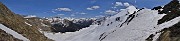 53 Vista panoramica sulla salita fatta a vista su pascoli innevati verso la Forcella Rossa 